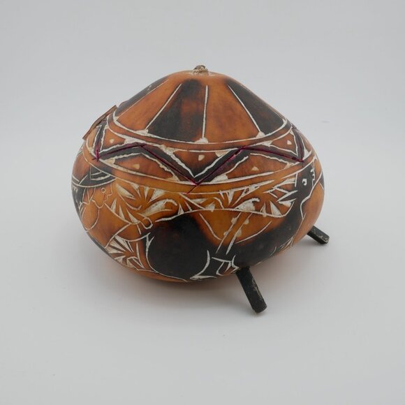 Handcrafted Peruvian Gourd Nativity Scene With Painted Animal Design/Hinged Lid - Picture 1 of 9